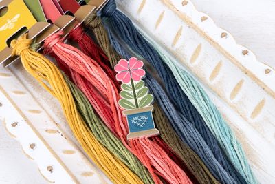 Quilty Flower Enamel Needle Minder