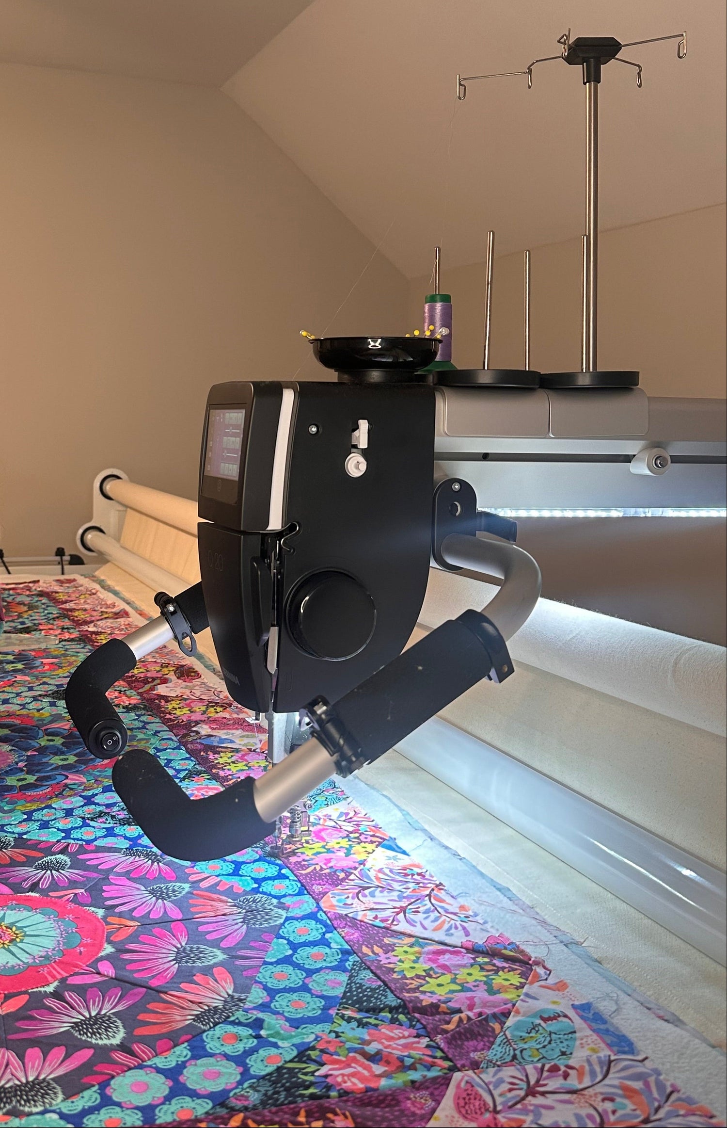 Longarm quilter using bernina q20 freemotion quilting